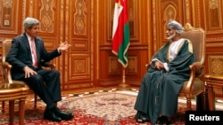 Rencontre entre John Kerry et le sultan d'Oman Qaboos bin Said at Bait Al Baraka, le 21 mai 2013. (Reuters)