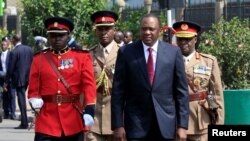 លោក​ប្រធានាធិបតី​កេនយ៉ា Uhuru Kenyatta ដើរ​ពិនិត្យ​មើល​ទាហាន​កិត្តិយស​នៅ​មុន​ពេល​បើក​កិច្ចប្រជុំ​សភា​លើក​ទី១២ នៅ​ខាង​ក្រៅ​អគារ​រដ្ឋ​សភា នៅ​ក្នុង​ក្រុង Nairobi ប្រទេស​កេនយ៉ា កាលពី​ថ្ងៃទី១២ ខែកញ្ញា ឆ្នាំ២០១៧។ 