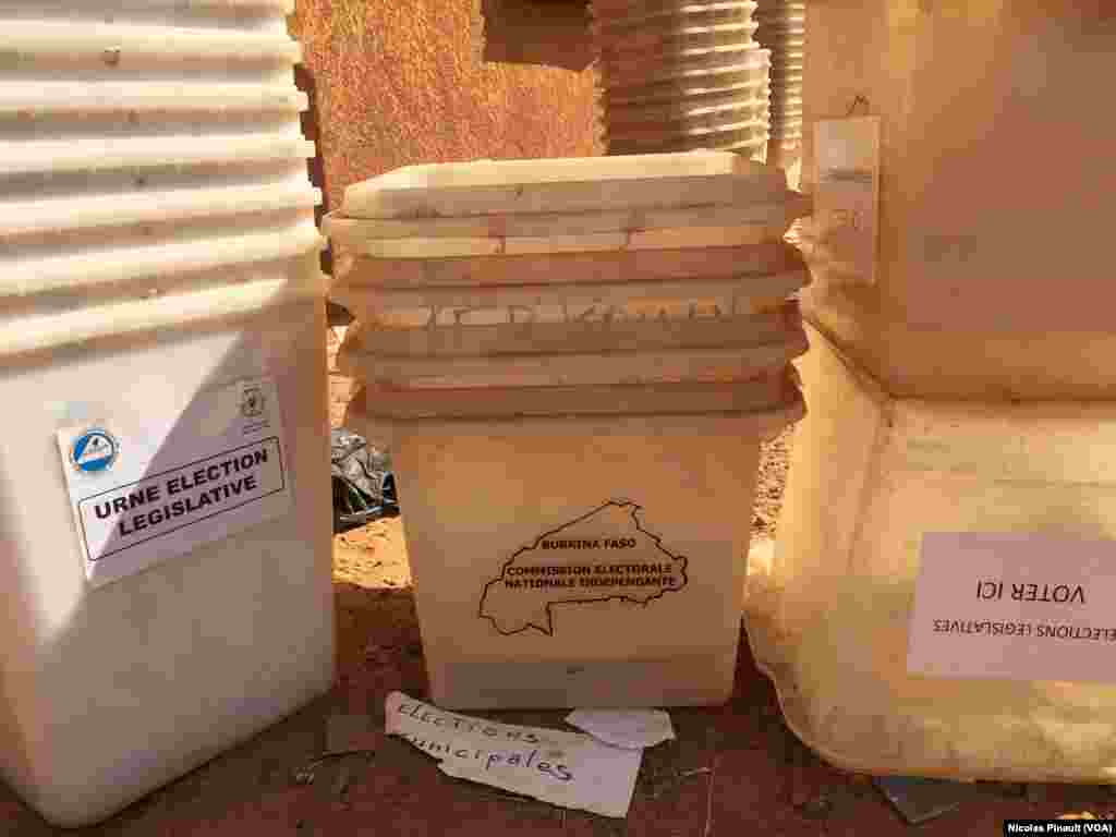 Le Burkina Faso a prêté 25 000 urnes au Niger afin d&#39;assurer le bon déroulement des scrutins du 21 février. Elles sont stockées dans les hangars de l&#39;Office des produits vivriers du Niger dans Niamey, 17 février 2016 (VOA/Nicolas Pinault)
