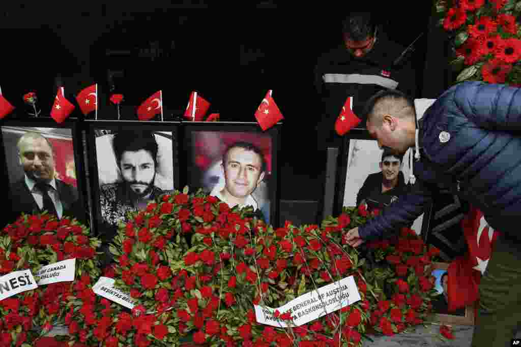 2017年12月31日，一名男子在伊斯坦布爾的Reina夜總會外獻上康乃馨，紀念一年前在這裡慶祝新年卻遭致命恐怖襲擊的死難者。