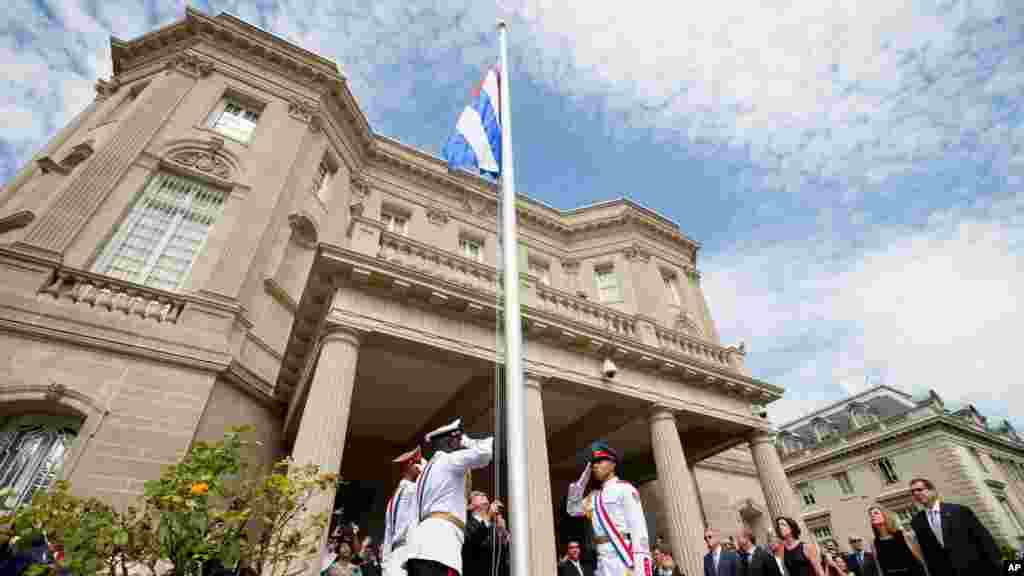 Le drapeau cubain est hissé devant la nouvelle ambassade de Cuba à Washington, le 20 juillet 2015