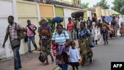 Les résidents des quartiers sud de Brazzaville fuient des affrontements entre les forces de sécurité congolaises et des assaillants le 4 avril 2016.