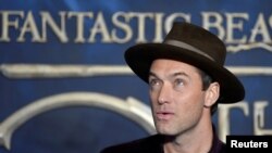 Jude Law saat menghadiri penayangan perdana "Fantastic Beasts: The Crimes of Grindelwald" di London, Inggris, 13 November 2018. (Foto: Reuters)