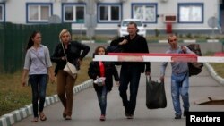 Українські біженці перетинають українсько-російський кордон 