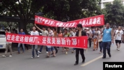 Dân thành phố Thập Phương xuống đường biểu tình trong 3 ngày để phản đối nhà máy luyện đồng, cho rằng khói thải ra từ nhà máy có thể khiến họ bị nhiễm độc