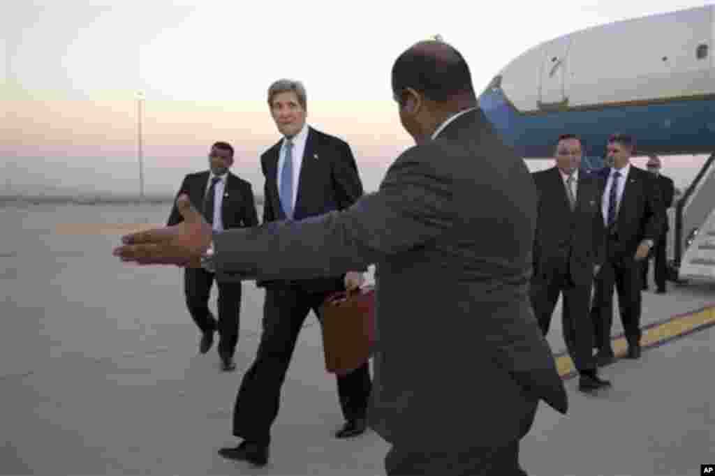 Ngoại trưởng Mỹ John Kerry tới Amman, Jordan, ngày 26 tháng 6, 2013.