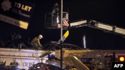 Emergency services inspect the roof of a pub where a police helicopter crashed in central Glasgow, Scotland, shortly after midnight on November 30, 2013. 