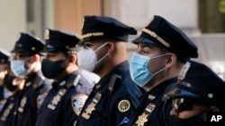 미국 뉴욕시 경찰관들이 세인트 패트릭 성당에서 열린 코로나 희생 경관 추모식에 참석하고 있다. (자료사진)