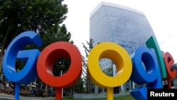 ARCHIVO-El logo de Google frente a las oficinas de Alphabet en Beijing, China. 8-8-18. REUTERS/Thomas Peter/File Photo - 