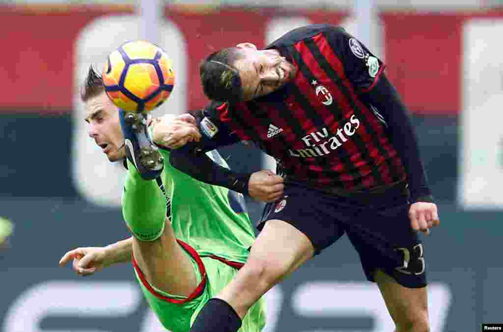 កីឡាករ Jose Ernesto Sosa របស់ក្រុម AC Milan ដណ្តើមបាល់ជាមួយនឹងកីឡាករ Leonardo Capezzi របស់ក្រុម Crotone ក្នុងពេលប្រកួតបាល់ទាត់ Serie A របស់អ៊ីតាលី នៅស្តាត San Siro ក្នុងក្រុង Milan ប្រទេសអ៊ីតាលី។