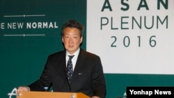 빅터 차 미국 전략국제문제연구소 한국석좌가 27일 서울에서 열린 '아산플래넘 2016'에 참석해 기자회견을 하고 있다.