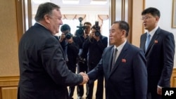 အမေရိကန်နိုင်ငံခြားရေးဝန်ကြီး Mike Pompeo နဲ့ မြောက်ကိုရီးယားထိပ်တန်းခေါင်းဆောင် Kim Yong Chol