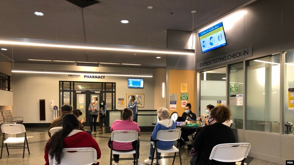 资料照片：在马里兰州巴尔的摩的约翰霍普金斯门诊中心，人们接种了第二剂辉瑞新冠疫苗后坐在观察区内。(2021年5月1日)(photo:VOA)