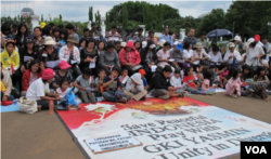 Sejak GKI Yasmin disegel, para anggota jemaat melakukan ibadah dua minggu sekali di seberang Istana Merdeka, Jakarta. Ibadah ini dilakukan bersama jemaat HKBP Filadelfia, Bekasi, yang bernasib serupa. (foto: dok).