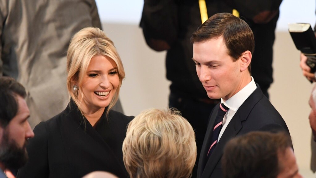 Ivanka Trump, con gái của Tổng thống Donald Trump đồng thời là cố vấn cấp cao của Nhà Trắng, và chồng Jared Kushner tại Hội nghị An ninh Muchich ở Đức hôm 16/2. Các nguồn tin của CNN cho biết ông Trump đã gây áp lực để con gái và con rể ông được tiếp cận thông tin tối mật.