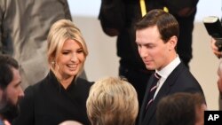 Ivanka Trump, con gái của Tổng thống Donald Trump đồng thời là cố vấn cấp cao của Nhà Trắng, và chồng Jared Kushner tại Hội nghị An ninh Muchich ở Đức hôm 16/2. Các nguồn tin của CNN cho biết ông Trump đã gây áp lực để con gái và con rể ông được tiếp cận thông tin tối mật.