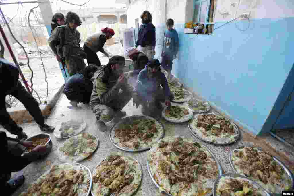 جشن پیروزی شورشیان سوری که توانستند شهرک الباب را به عهد بگیرند.