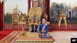 Ảnh không rõ ngày chụp tải lên trang mạng của Hoàng gia hôm 26/8/2019 chụp ảnh Vua Maha Vajiralongkorn với thứ phi, Trung Tướng Sineenatra Wongvajirabhakdi.