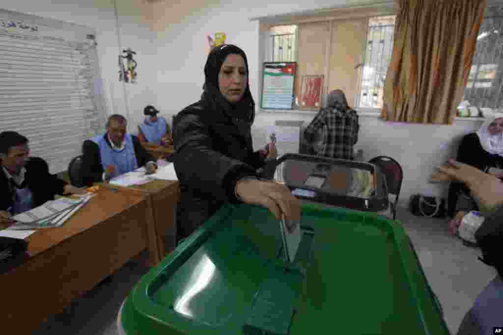 A woman casts her vote at a polling station during the first hours of the Jordanian Parliamentary elections, in Al-Salt, Jordan, January 23, 2013.