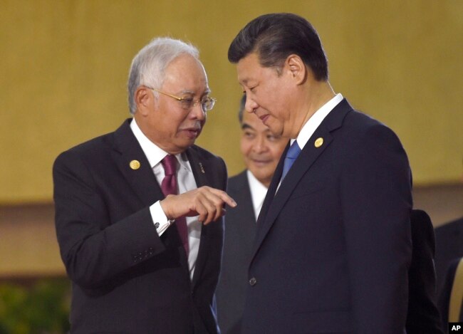 2015年11月19日，在亞太經合組織峰會期間，馬來西亞總理納吉布·拉扎克與中國國家主席習近平交談。