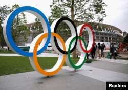 일본 도쿄에서 2020년 올림픽 개최를 위한 새 국립경기장을 건설 중인 가운데 주변에 오륜 형상이 설치됐다.