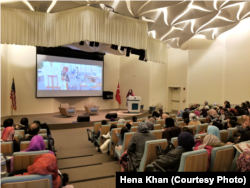 Hena Khan membacakan buku "Under My Hijab" dalam acara "Community Storytime" di Diyanet Center of America, Maryland, 9 Februari 2019. (Foto: Hena Khan)