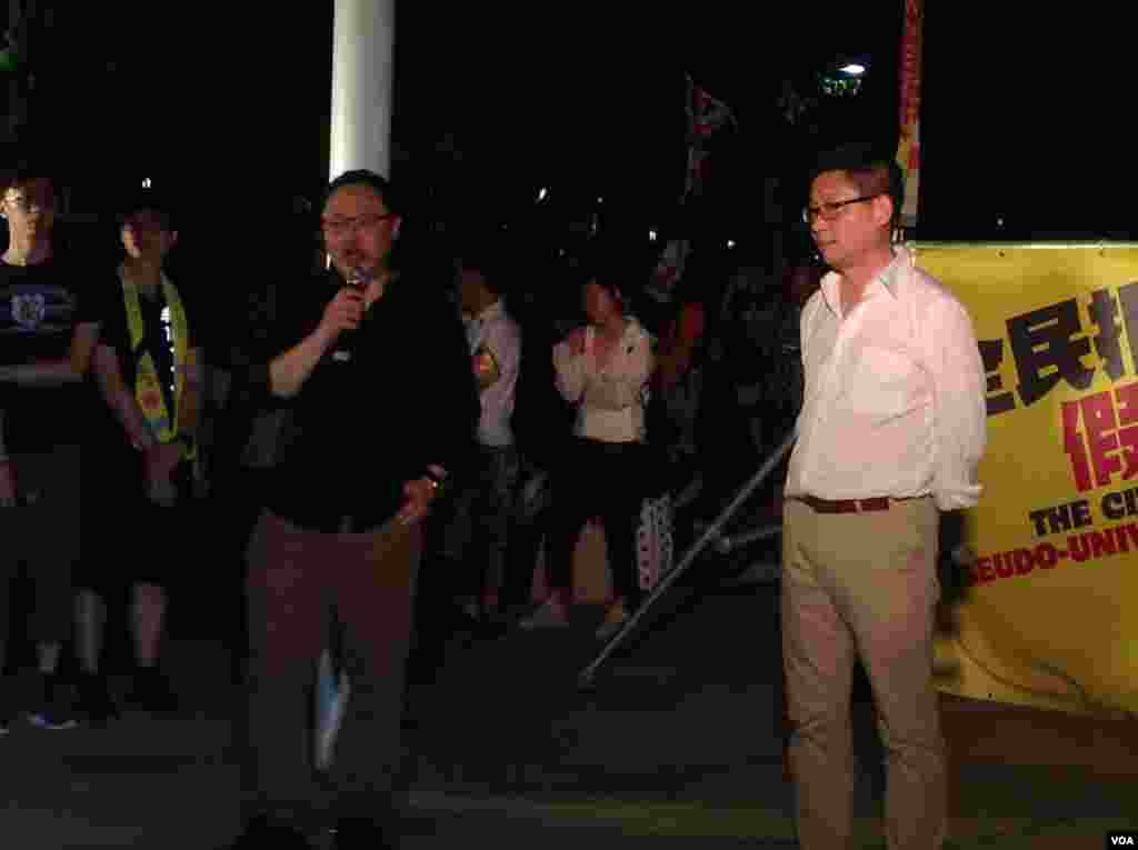 香港立法会辩论政改方案在星期三踏入最后阶段，大批支持和反对的示威人士在议会外的示威区分别举行集会。 (美国之音海彦拍摄)