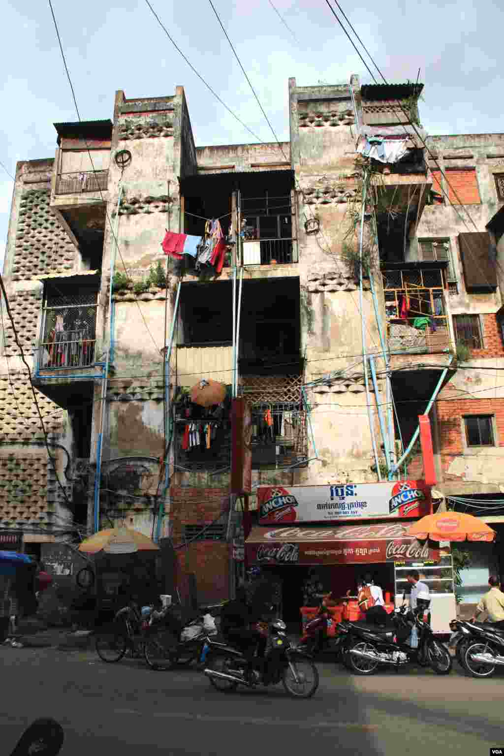 A general view of Phnom Penh's White Building and its residents on Friday, September 5, 2014. (Nov Povleakhena/VOA Khmer)