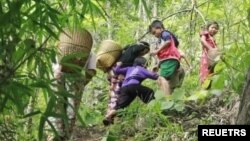ကယားပြည်နယ်အတွင်း တိုက်ပွဲတွေကြောင့် တောတောင်တွေထဲ ထွက်ပြေးတိမ်းရှောင်နေရသူများ။ (မေ ၂၆၊ ၂၀၂၁)