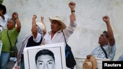 Protes penyelidikan hilangnya 43 mahasiswa Meksiko, 5 Februari 2015.