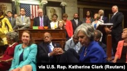 Foto yang diunggah melalui twitter oleh anggota DPR AS, Katherine Clark ini menunjukkan aksi duduk para anggota DPR dari partai Demokrat di lantai gedung DPR AS , Washington DC, untuk mendesak penetapan UU pengendalian kepemilikan senjata api (22/6).