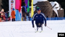 U.S. Paralympic National Team member Andy Soule races during the 2013 Sun Valley Nordic Festival. (VOA/T. Banse)