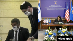 Wezîrê Karên Derve yê Îsraîl Gabi Ashkenazi û ya Kosova di merasîma îmzakirina peymanê de 1 Sibat,2021