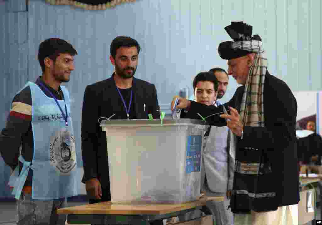 محمد اشرف غنی، رییس جمهور افغانستان ساعت هشت و نیم صبح در کابل رای خود را به صندوق ریخت. او از مردم افغانستان به خاطر آنچه حمایت از نظام جمهوری خواند، سپاسگزاری کرد.