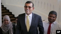 Former Maldives President Mohamed Nasheed, center, arrives to address the media in Colombo, Sri Lanka, Jan. 22, 2018.