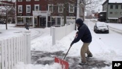 Bill Langley aparta nieve con una pala en el poblado de Stowe, estado de Vermont, el 12 de noviembre de 2019.