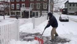 Bill Langley aparta nieve con una pala en el poblado de Stowe, estado de Vermont, el 12 de noviembre de 2019.