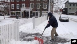 Bill Langley aparta nieve con una pala en el poblado de Stowe, estado de Vermont, el 12 de noviembre de 2019.