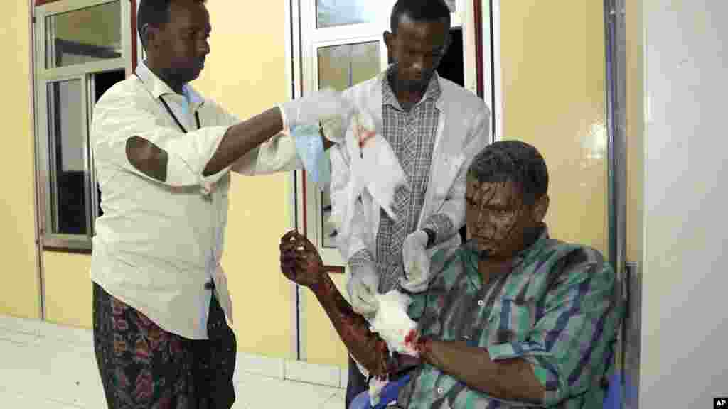 Des médecins soignent &nbsp;un homme blessé à l&#39;hôpital médian après un double attentat à Mogadiscio, en Somalie, 26 février 2016.