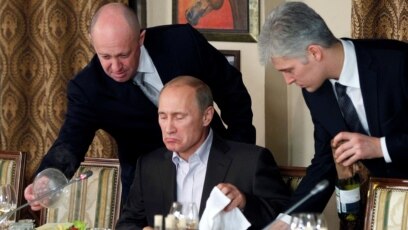 Ông Evgeny Prigozhin (trái) bên cạnh ông Vladimir Putin (giữa) khi ông Putin đang giữ chức Thủ tướng Nga vào năm 2011. 