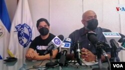 Miembros de la Asociación de Periodistas de El Salvador (APES) durante conferencia de prensa sobre posible espionaje a periodistas salvadoreños, el 24 de noviembre de 2021.