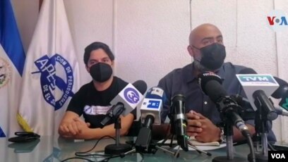 Miembros de la Asociación de Periodistas de El Salvador (APES) durante conferencia de prensa sobre posible espionaje a periodistas salvadoreños, el 24 de noviembre de 2021.