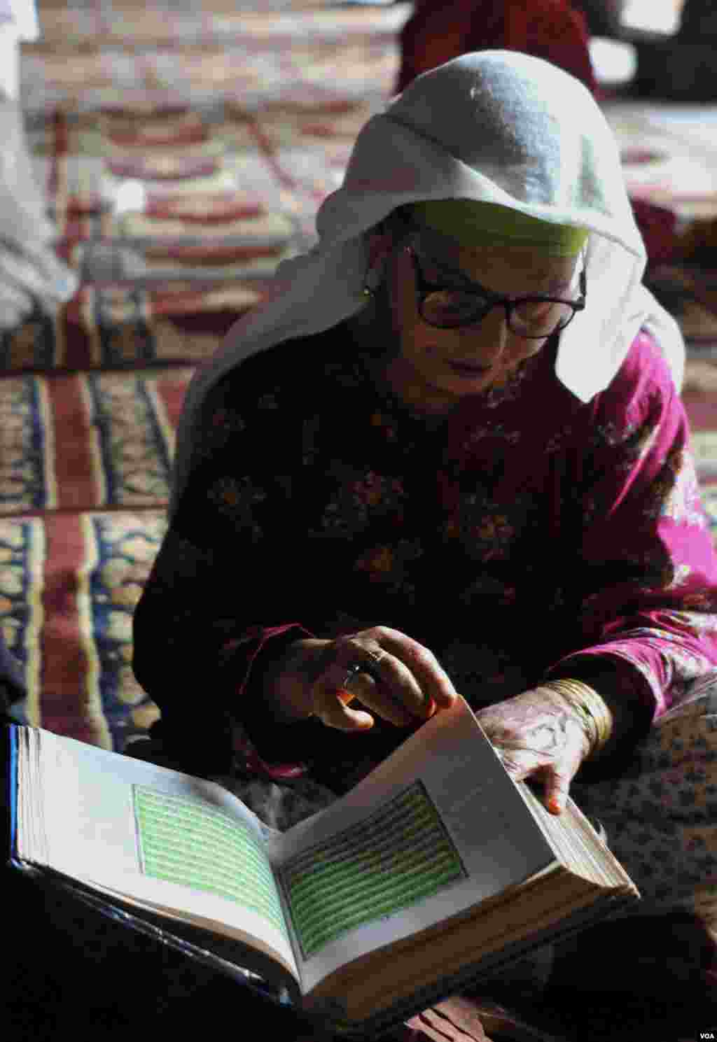 کشمیری خاتون تلاوت کلام پاک میں مصروف