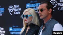 Gwen Stefani (kiri) dan suaminya penyanyi Gavin Rossdale berpose pada pemutaran perdana film "Monsters University" di bioskop El Capitan di Hollywood, California. 