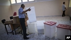 Seorang petugas pemilu Libya sedang mempersiapkan penyelenggaraan pemilu di salah satu TPS di Tripoli (6/7).