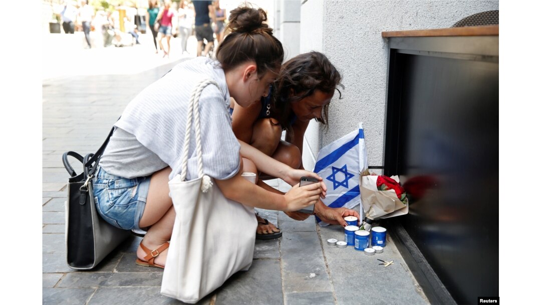 Israelis light candles near the site of a Palestinian shooting attack in Tel Aviv, June 9, 2016.