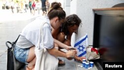 Người Israel thắp nến tại hiện trường vụ nổ súng ở Tel Aviv, ngày 9/6/2016.