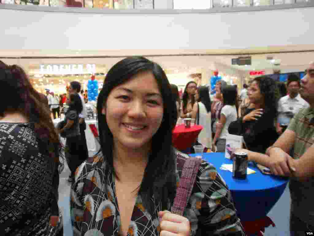 Jane Lien, a Taiwanese-American Peace Corps volunteer ending her term this week in the Philippines. She voted for Obama and said "It's hard for me to imagine our country being run by Romney." (S. Orendain/VOA)