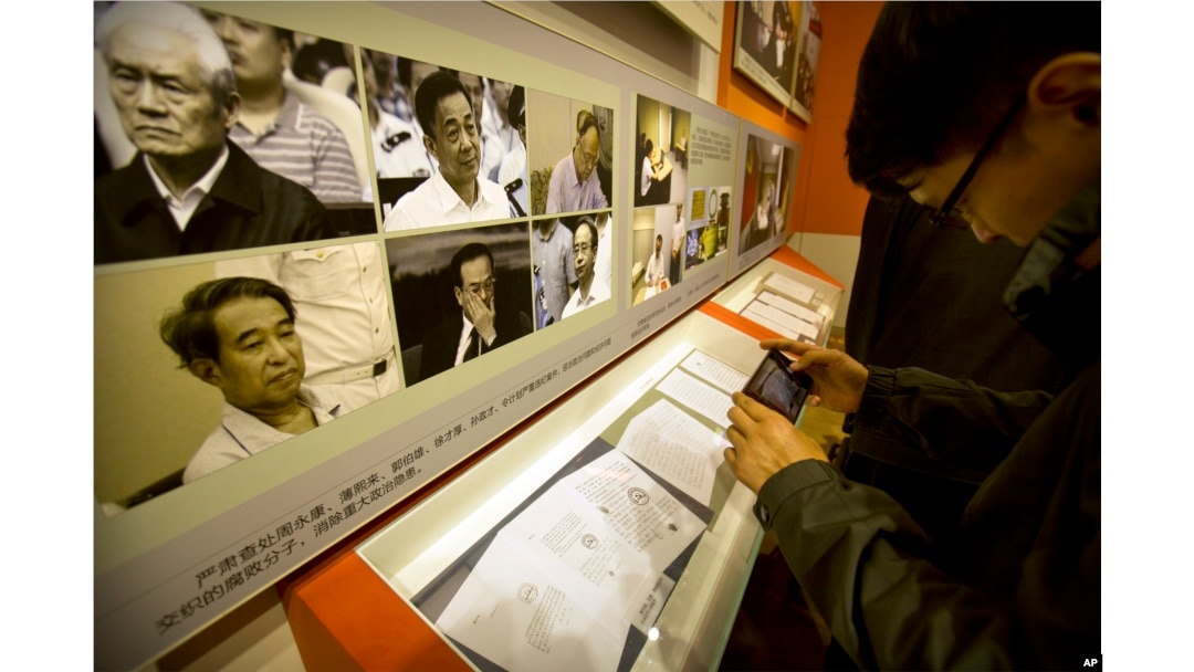 在中共十九大之前,在北京的《砥砺奋进的五年》大型成就展里,展示了被查处的腐败高官的照片,还说这排除了政治隐患。 其中有周永康,薄熙来、郭伯雄、徐才厚、孙政才和令计划(2017年9月28日)。