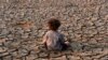 En la foto de archivo un niño permanece en un área afectada por una sequía en las afueras del sur de Tegucigalpa en Honduras.